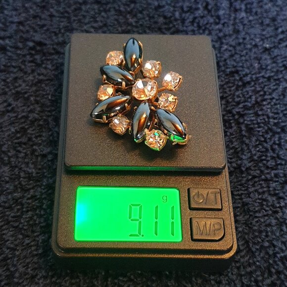 ✨ Vintage Glamour White Rhinestone & Black Stone Gold-Tone Brooch ✨ - Picture 10 of 11